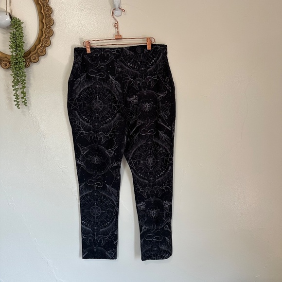 BlackMilk Zodiac Print Fleece Lined Cropped Pants with Pockets, Large - Picture 5 of 8